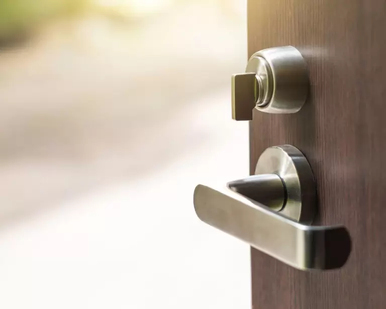 Jak dobrać klamkę do drzwi zewnętrznych? Przewodnik