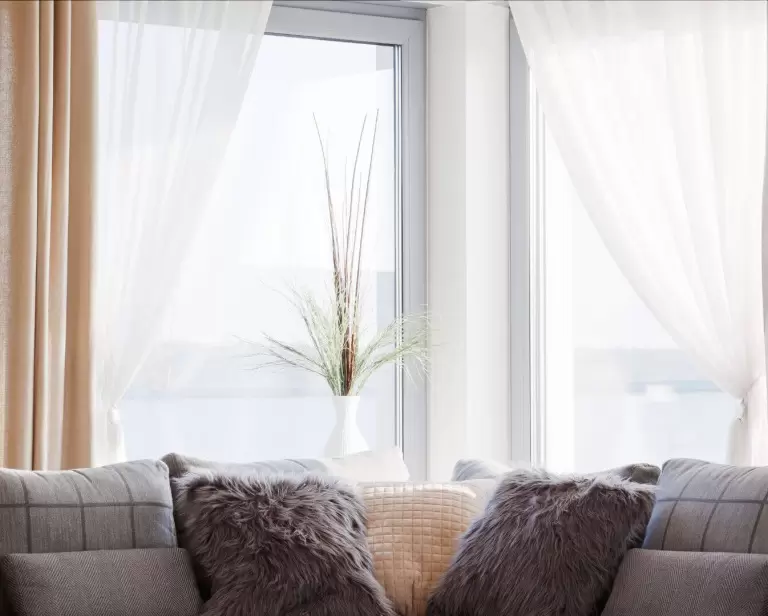 Jakie firanki na okno balkonowe? Poradnik