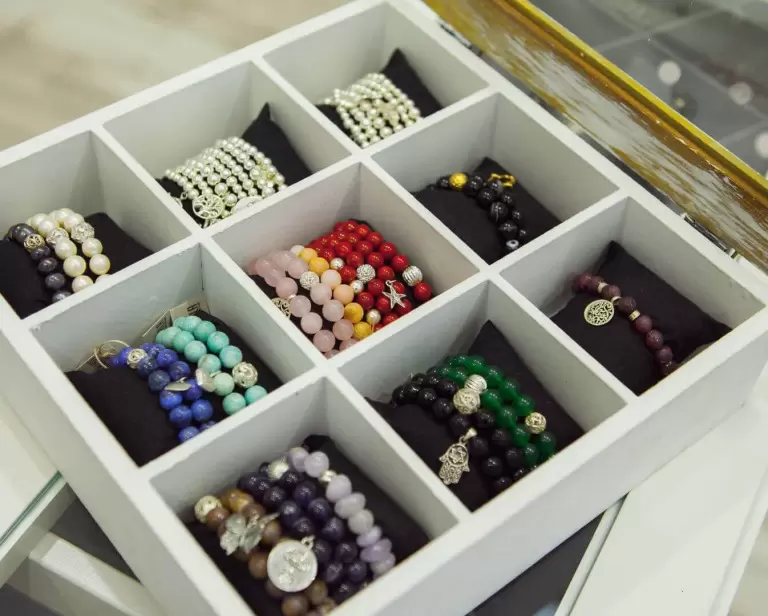 Jak przechowywać biżuterię? 11 najlepszych rozwiązań