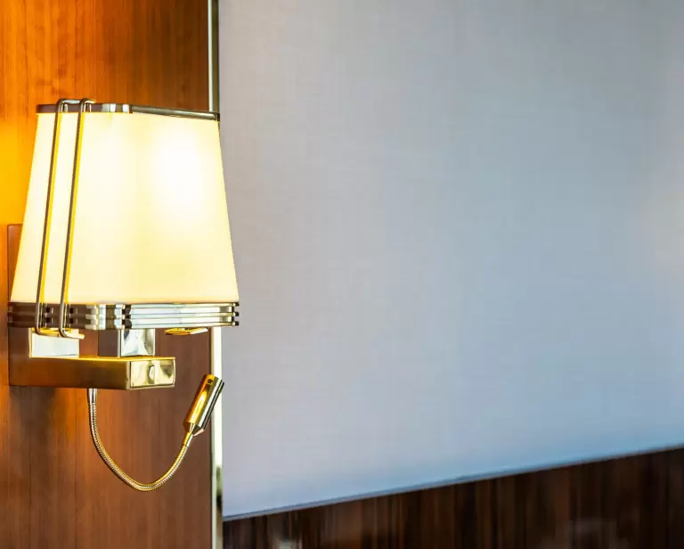 Jak zaciemnić pokój? Postaw na rolety zaciemniające!