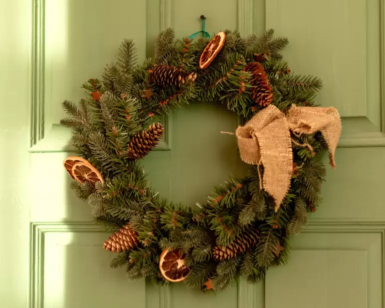 Wianek świąteczny na drzwi – jak zrobić go samodzielnie?