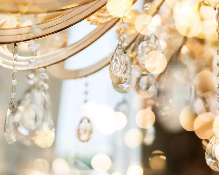 Plafony kryształowe – jak wybrać najlepsze do wnętrza?
