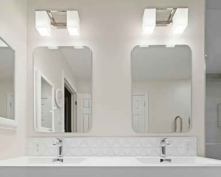 Dlaczego odpowiednie oświetlenie lustra w łazience jest tak ważne? Wyjaśniamy