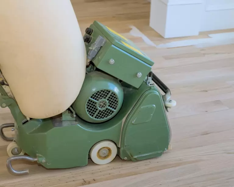 Renowacja podłogi drewnianej – kompleksowy przewodnik od A do Z