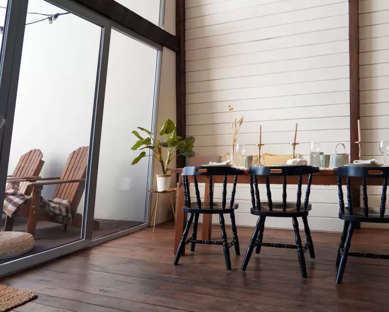 Przytulna jadalnia dzięki tym dekoracjom