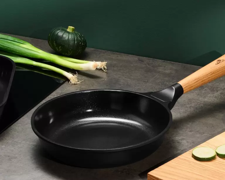 Patelnia uniwersalna, czyli jaka? Na co zwrócić uwagę przy wyborze?