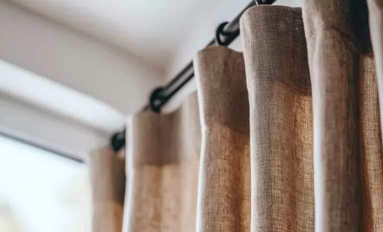 Karnisz sufitowy czy ścienny – który wybrać?