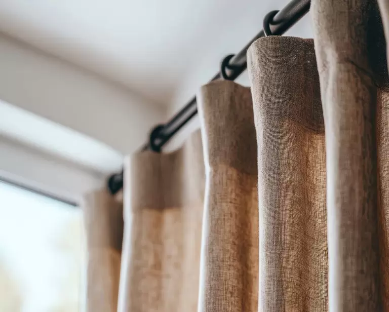 Karnisz sufitowy czy ścienny – który wybrać?