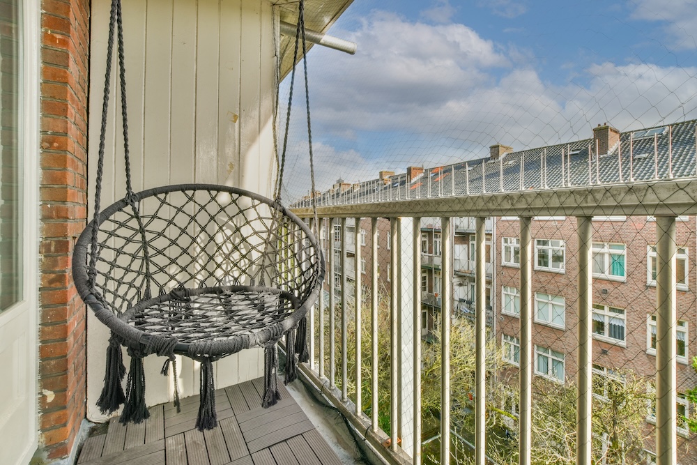 mały balkon - inspiracje z szarą huśtawką ze sznurka mały balkon - inspiracje z miejscem do huśtania się