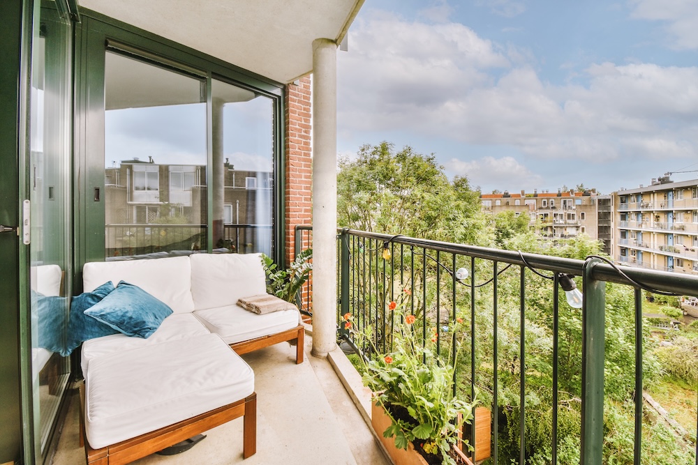 mały balkon - inspiracje z wypoczynkiem w rogu mały balkon - inspiracje z białą kanapą w narożniku
