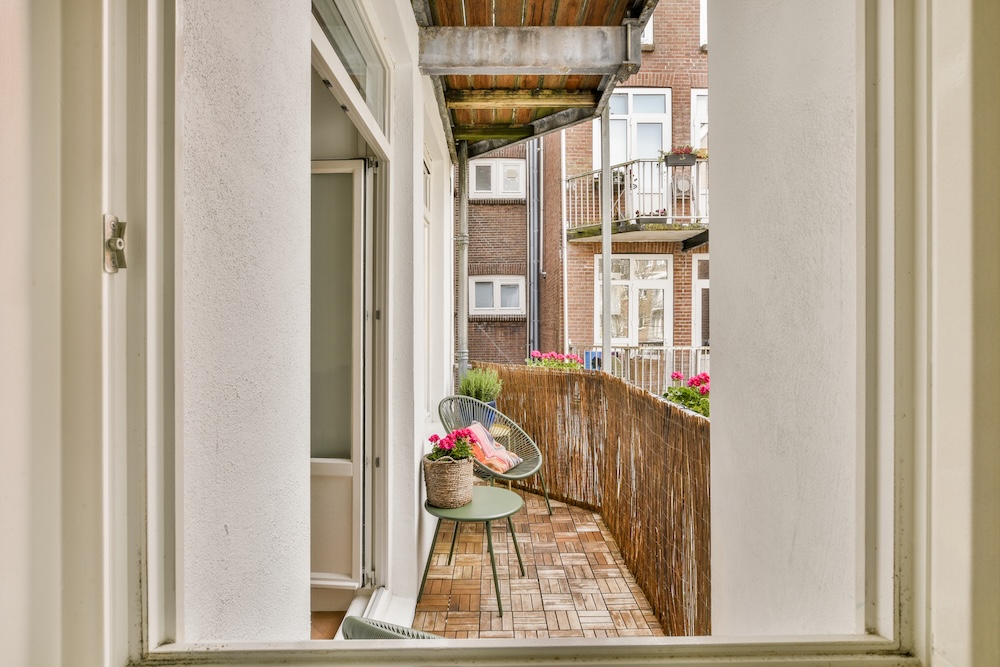 mały balkon - inspiracje dla wąskiej przestrzeni w kamienicy mały balkon - inspiracje z drewnianą podłogą i osłoną na balustradę