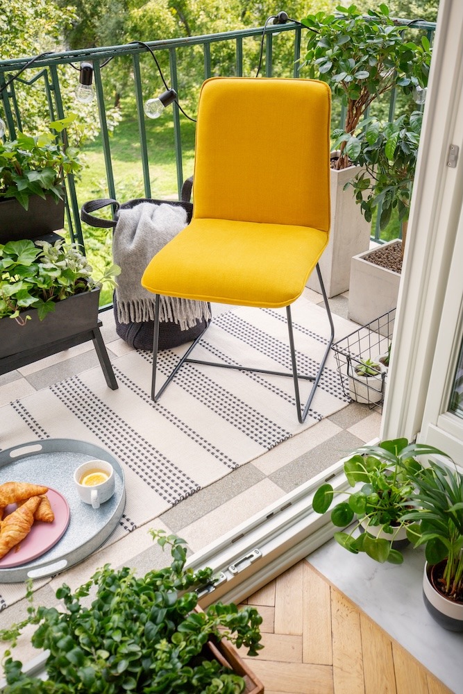 mały balkon - inspiracje z dywanem i krzesłem w żółtym kolorze mały balkon - inspiracje z żółtym krzesłem