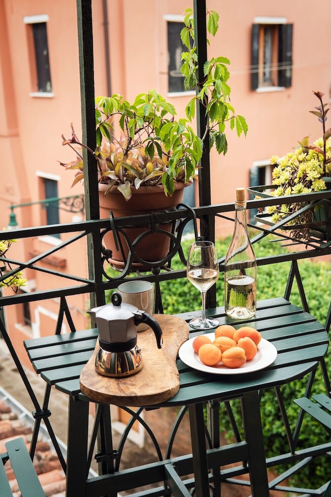 mały balkon - inspiracje z zielonym stolikiem i krzesłami mały balkon - inspiracje na aranżację ze stołem