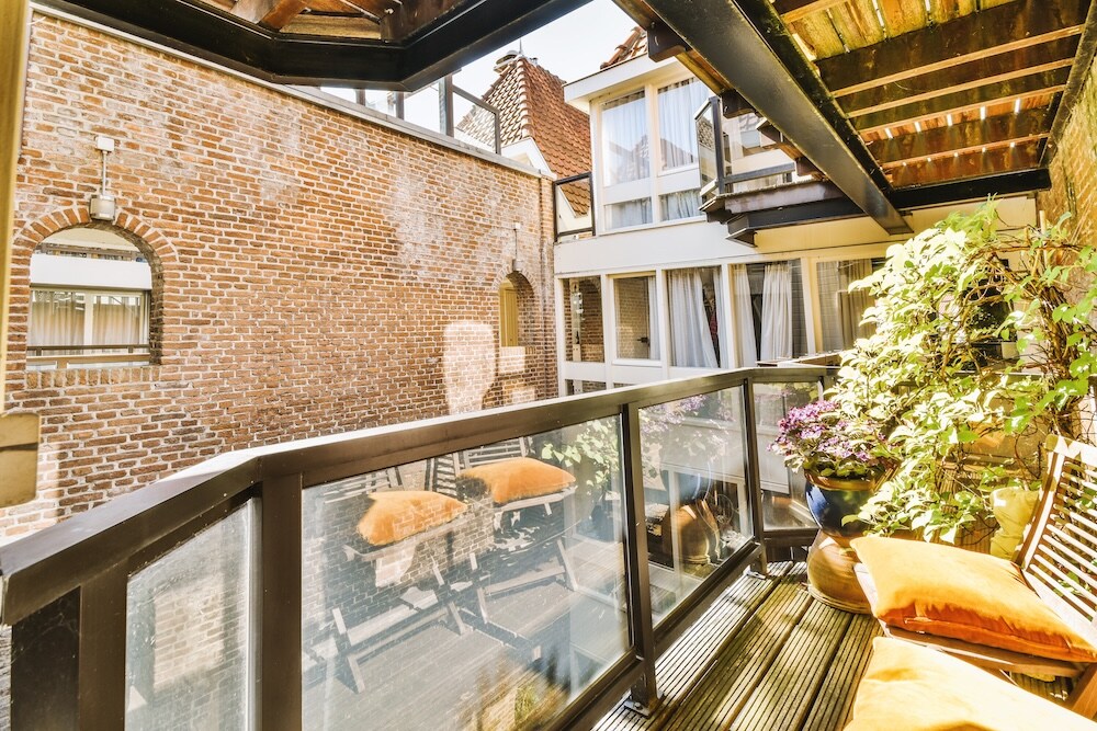 mały balkon - inspiracje z krzesłami i pomarańczowymi pufami mały balkon - inspiracje z roślinami i krzesłami