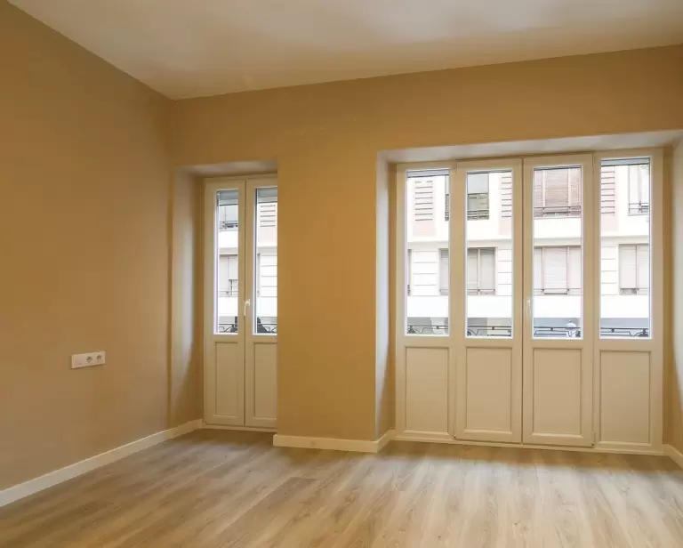 Jasne, przestronne, stylowe – jak okna aluminiowe wpływają na klimat wewnątrz domu?