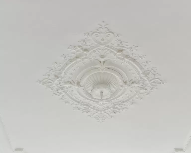 Do jakich wnętrz pasują dekoracyjne rozety sufitowe?