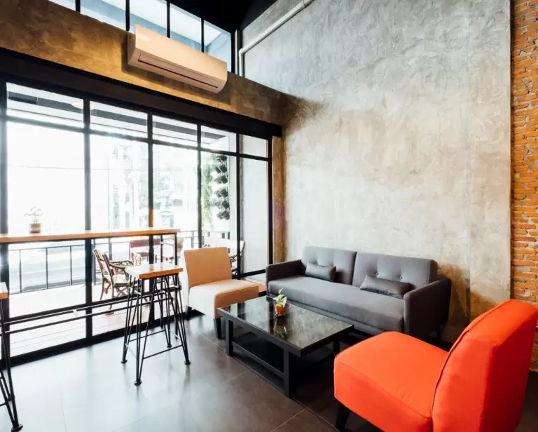 Naturalny blat do loftu – co pasuje do cegły i stali?