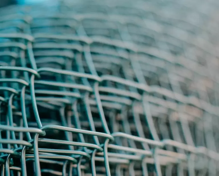 Jaka siatka ogrodzeniowa – ocynkowana czy powlekana? Radzimy