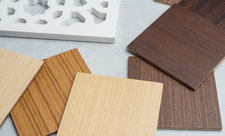 Materiały drewnopochodne – rodzaje, zastosowanie i zalety