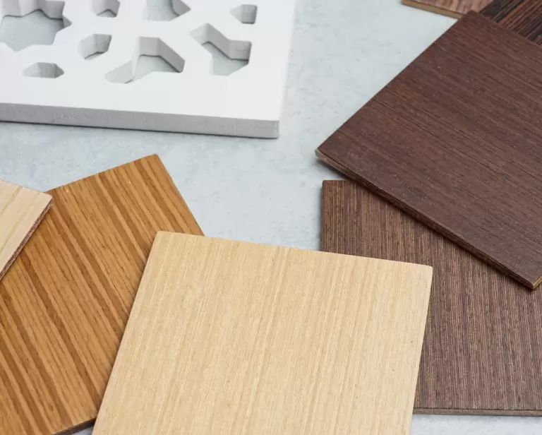 Materiały drewnopochodne – rodzaje, zastosowanie i zalety