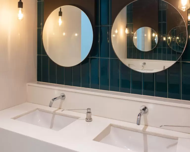 Wyposażenie toalet publicznych – o czym pamiętać?