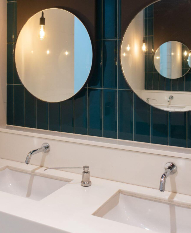 Wyposażenie toalet publicznych – o czym pamiętać?