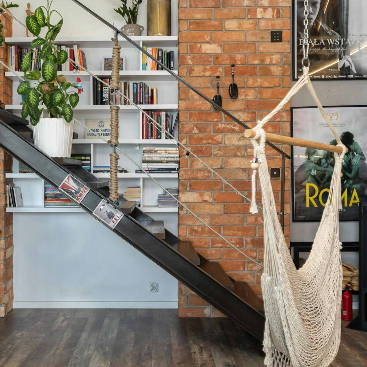 Jak samodzielnie ułożyć płytki ceglane na ścianie? Praktyczny poradnik dla majsterkowiczów