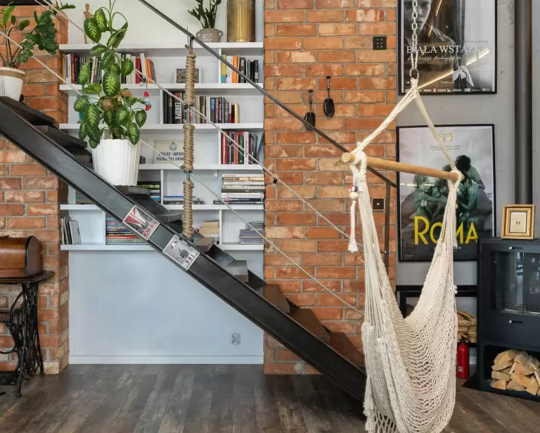 Jak samodzielnie ułożyć płytki ceglane na ścianie? Praktyczny poradnik dla majsterkowiczów