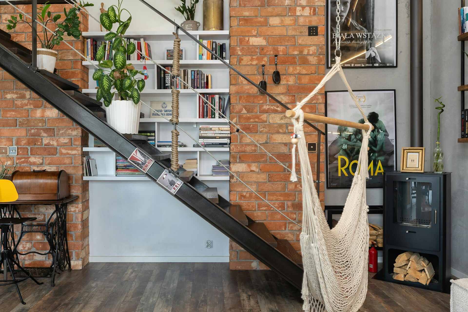 Jak samodzielnie ułożyć płytki ceglane na ścianie? Praktyczny poradnik dla majsterkowiczów
