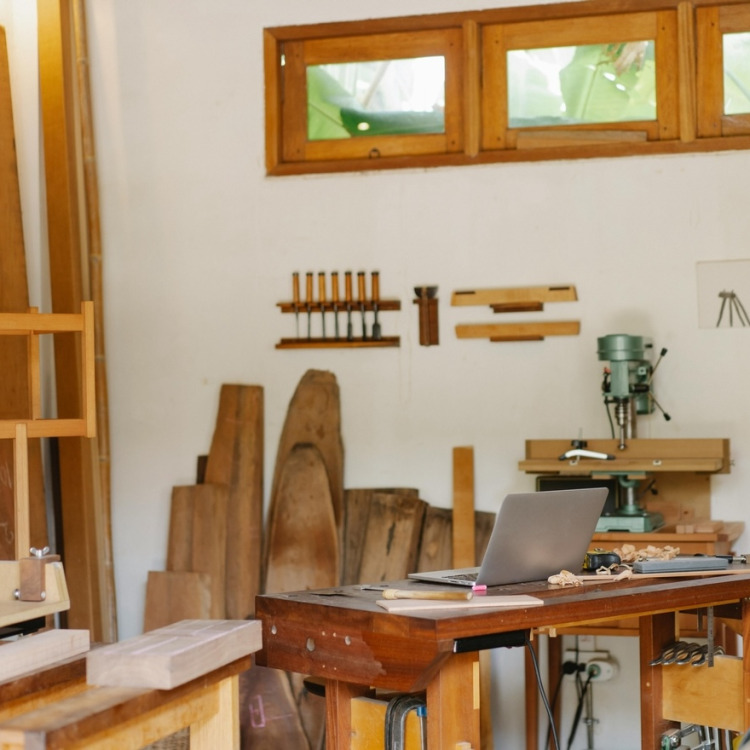 Prace w drewnie – jaki sprzęt sprawdzi się majsterkowiczom?