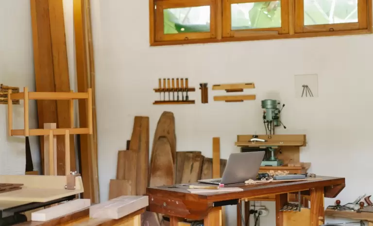 Prace w drewnie – jaki sprzęt sprawdzi się majsterkowiczom?