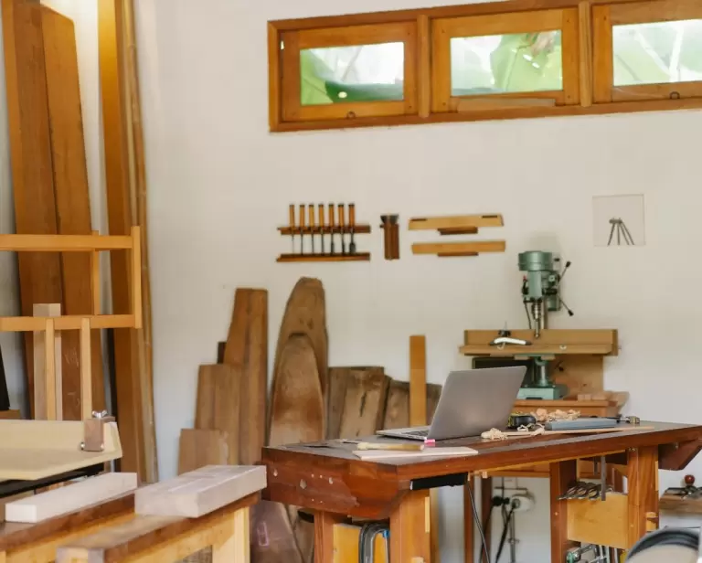 Prace w drewnie – jaki sprzęt sprawdzi się majsterkowiczom?