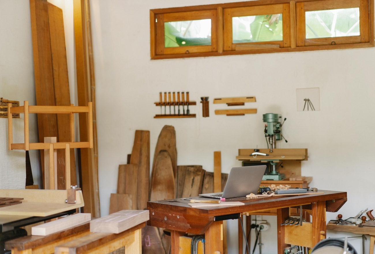 Prace w drewnie – jaki sprzęt sprawdzi się majsterkowiczom?