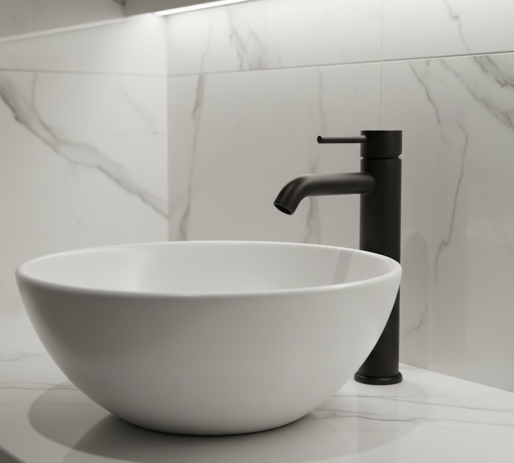 biała okrągła umywalka z czarnym kranem umywalka z matową czarną baterią