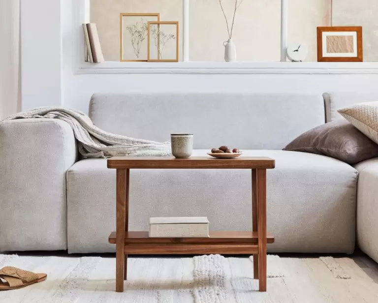 Jaki stolik kawowy do białych mebli? Poradnik aranżacyjny