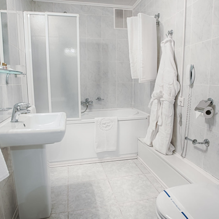 Co obejmuje wyposażenie łazienki hotelowej?