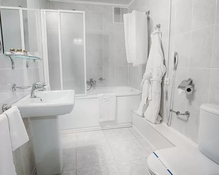 Co obejmuje wyposażenie łazienki hotelowej?