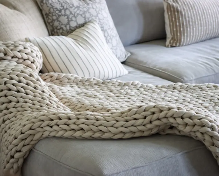 Gruby, ciepły koc na chłodne wieczory – jaki wybrać?