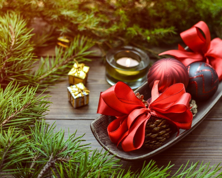 Dekoracje stołowe na Święta: pojemniki i ozdoby, które zamienią stół w dzieło sztuki