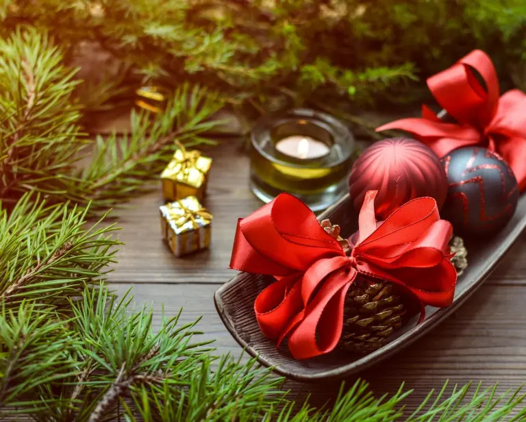 Dekoracje stołowe na Święta: pojemniki i ozdoby, które zamienią stół w dzieło sztuki