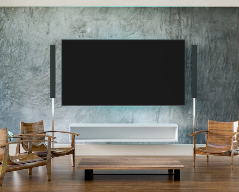 Tapeta w salonie na jednej ścianie z telewizorem – porady i inspiracje aranżacyjne
