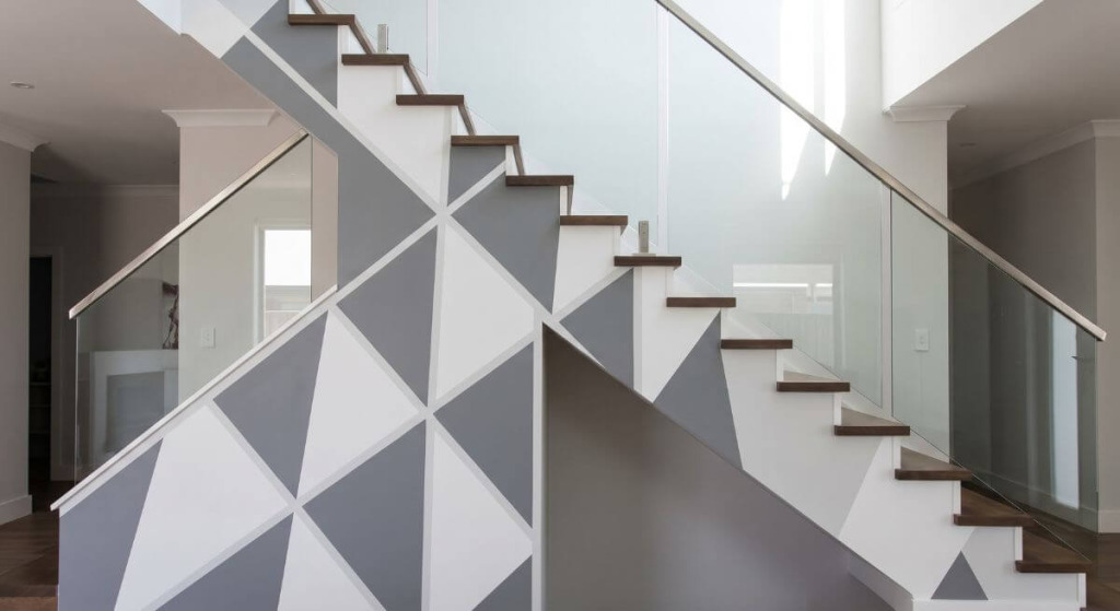 Klatka schodowa - inspiracje z geometrycznymi zdobieniami