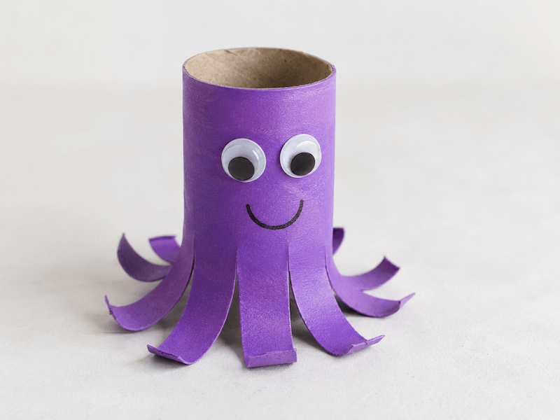 cuda z rolek po papierze toaletowym – fioletowa ośmiornica DIY z ruchomymi oczami