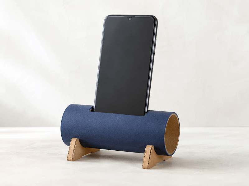 stojak DIY na smartfon z rolki i czterech kartonowych nóżek