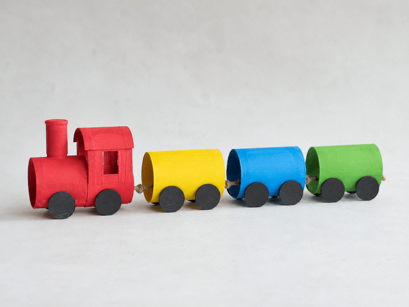 cuda z rolek po papierze toaletowym – kolorowy pociąg DIY z lokomotywą i wagonami